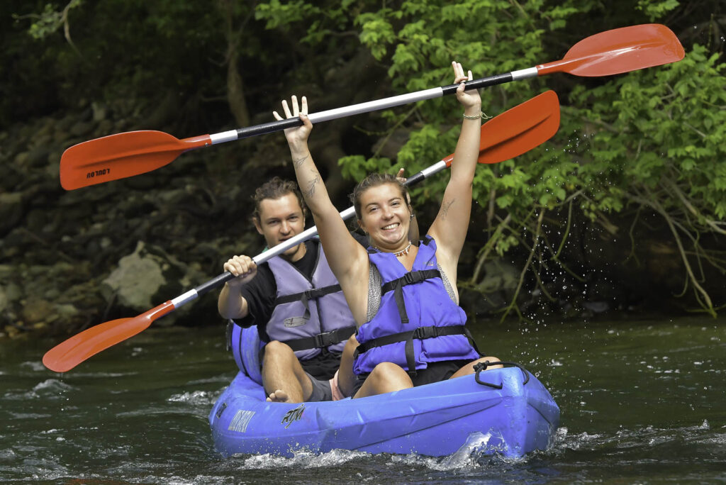 Un couple lève les pagaies dans leur canoë dans la descente des gorges de l'Ardèche à vallon pont d'arc.