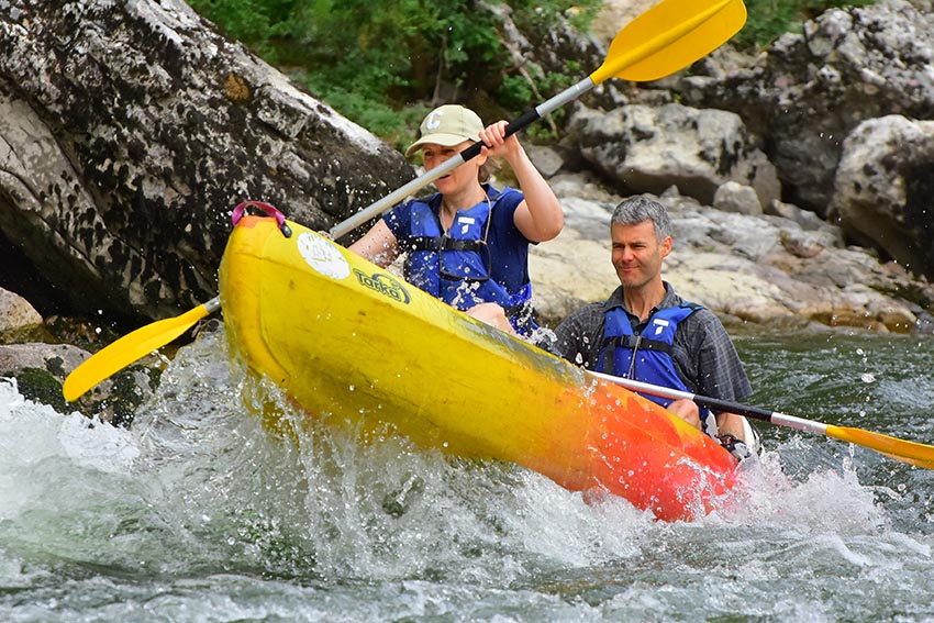 photo d'un couple faisant la grande descente des gorges de l'ardeche